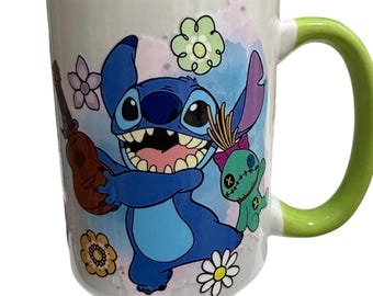Niedliche Stitch Tasse mit grünem Henkel | Disney inspiriert Kaffeetasse | Lilo & Stitch Geschenk | Kawaii Cartoon Tasse | Einzigartiges Charakter Trinkgeschirr