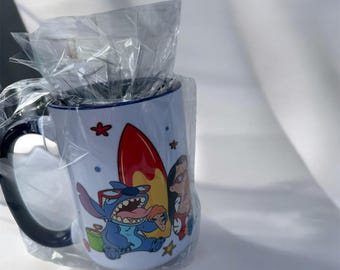 Niedliche Stitch Tasse mit grünem Henkel | Disney inspiriert Kaffeetasse | Lilo & Stitch Geschenk | Kawaii Cartoon Tasse | Einzigartiges Charakter Trinkgeschirr
