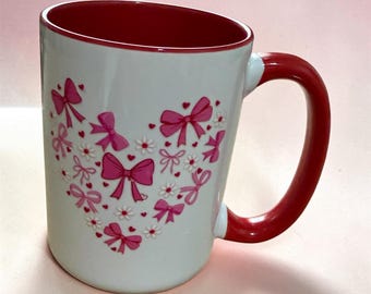 Tazza da caffè "Mama" / Design con fiocco rosa e cuore, manico rosso, capacità 440 ml (15 oz).