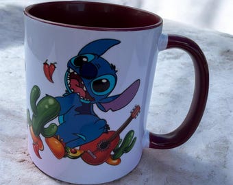 Niedliche Stitch-Tasse mit dunkelrotem Henkel | Disney inspiriert Kaffeetasse | Lilo & Stitch Geschenk | Kawaii Cartoon Tasse | Einzigartiges Charakter Trinkgeschirr