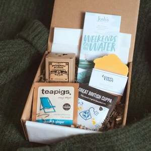 Cesta de mimos Little Hug in a Box da Little Box of Love | Conjunto de presentes Cornish | Presente ecológico de autocuidado - Aniversário, agradecimento, parabéns