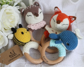 Hochet au crochet, jouets sensoriels personnalisés | Cadeau de Noël pour bébé | Crochet 100 % coton et jouets sensoriels en bois de hêtre naturel