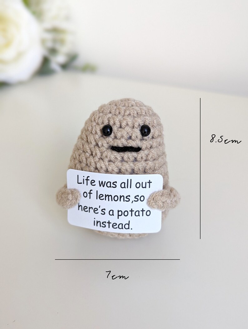 Illumina i tuoi regali giornalieri, ornamenti all'uncinetto con frutta e verdura, regali amigurumi di supporto emotivo Potato Life was