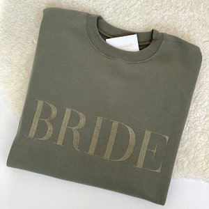 Braut Sweatshirt / Crewneck Sweatshirt Braut / Braut Sweatshirt bestickt / Bachelorette Sweatshirt / Flitterwochen Sweatshirt / Armee grün