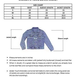 K&ouml;nnte beinhalten: Gr&ouml;&szlig;entabelle f&uuml;r eine Jeansjacke mit Perlenbesatz. Die Tabelle zeigt die Gr&ouml;&szlig;en S, M, L und XL mit den entsprechenden Brust-, &Auml;rmel- und Jackenl&auml;ngen in Zoll.