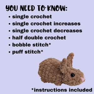 Op de afbeelding: Een bruin gehaakt konijn met zwarte ogen en een roze neus. De afbeelding bevat tekst die luidt: "YOU NEED TO KNOW: single crochet, single crochet increases, single crochet decreases, half double crochet, bobble stitch, puff stitch. *instructions included."