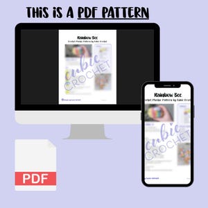 Puede incluir: Un monitor de computadora y un tel&eacute;fono inteligente muestran un patr&oacute;n PDF titulado "Rainbow Bee" para un peluche de ganchillo. El texto "THIS IS A PDF PATTERN" est&aacute; en la parte superior. Un icono PDF est&aacute; en la esquina inferior izquierda.