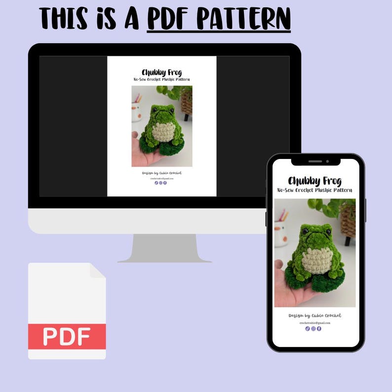 Op de afbeelding: Een digitaal PDF-patroon voor een Chubby Frog no-sew haakknuffel, weergegeven op een computermonitor en een smartphonescherm. Het patroon toont een groene en cr&egrave;mekleurige gehaakte kikker met zwarte ogen, ontworpen door Cubie Crochet.