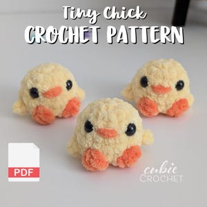 Puede incluir: Tres pequeños juguetes de pollito de ganchillo en color amarillo claro con picos y patas naranjas y ojos negros. El texto "Tiny Chick CROCHET PATTERN" está en la parte superior de la imagen. El icono PDF está en la esquina inferior izquierda.
