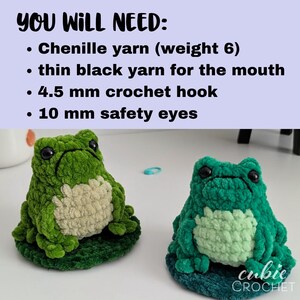 Op de afbeelding: Twee gehaakte kikkers van groen chenillegaren met cr&egrave;mekleurige buiken en zwarte veiligheidsogen. De tekst luidt: YOU WILL NEED: Chenille yarn (weight 6), thin black yarn for the mouth, 4.5 mm crochet hook, 10 mm safety eyes.