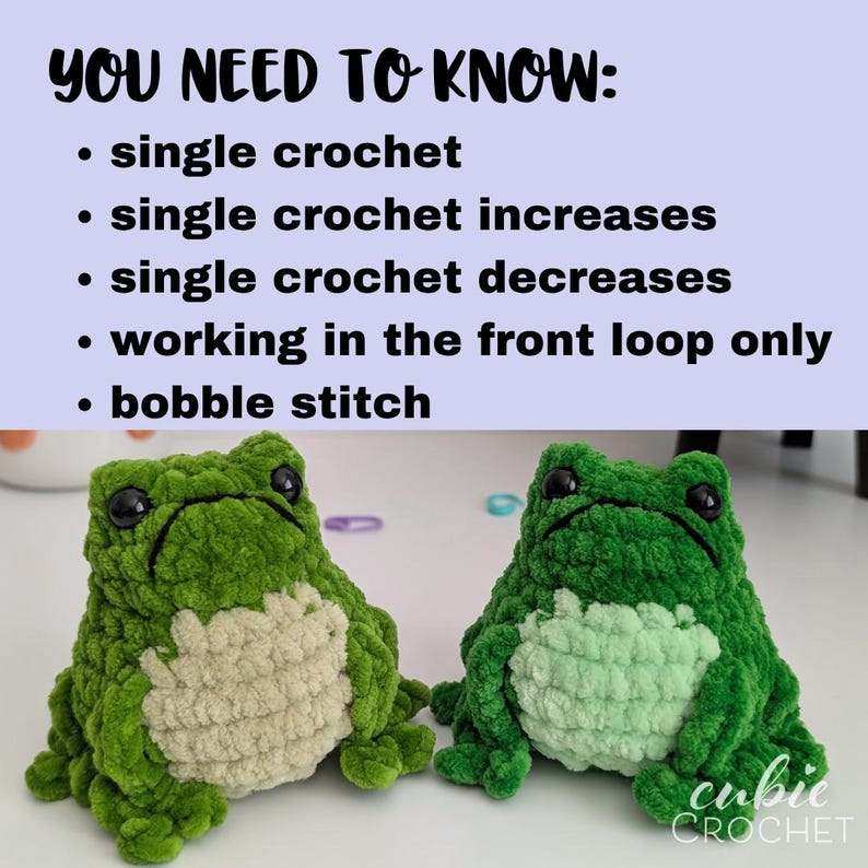 Op de afbeelding: Twee groene gehaakte kikkers van pluche met zwarte ogen en lichtgroene buiken. De tekst erboven luidt: YOU NEED TO KNOW: single crochet, single crochet increases, single crochet decreases, working in the front loop only, bobble stitch. Cubie Crochet logo.