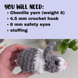 Op de afbeelding: Een gehaakt konijn in grijs, wit en roze. Het konijn heeft zwarte veiligheidsoogjes en is gemaakt met chenille garen. De afbeelding bevat ook een lijst met benodigde materialen: chenille garen, een 4,5 mm haaknaald, 8 mm veiligheidsoogjes en vulling.