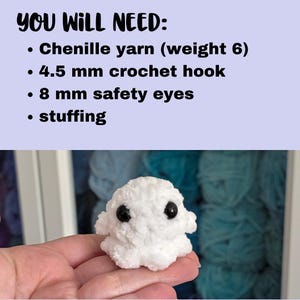 K&ouml;nnte beinhalten: Ein kleines wei&szlig;es geh&auml;keltes Pl&uuml;schtier mit schwarzen Sicherheitsaugen. Der Text dar&uuml;ber lautet: YOU WILL NEED: Chenille yarn (weight 6), 4.5 mm crochet hook, 8 mm safety eyes, stuffing. Das Pl&uuml;schtier hat einen runden, texturierten K&ouml;rper.