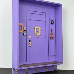Portachiavi Da Parete Friends - La Porta Di Monica Stile Serie TV Con 6 Ganci, Ripiano E Design Iconico Blu