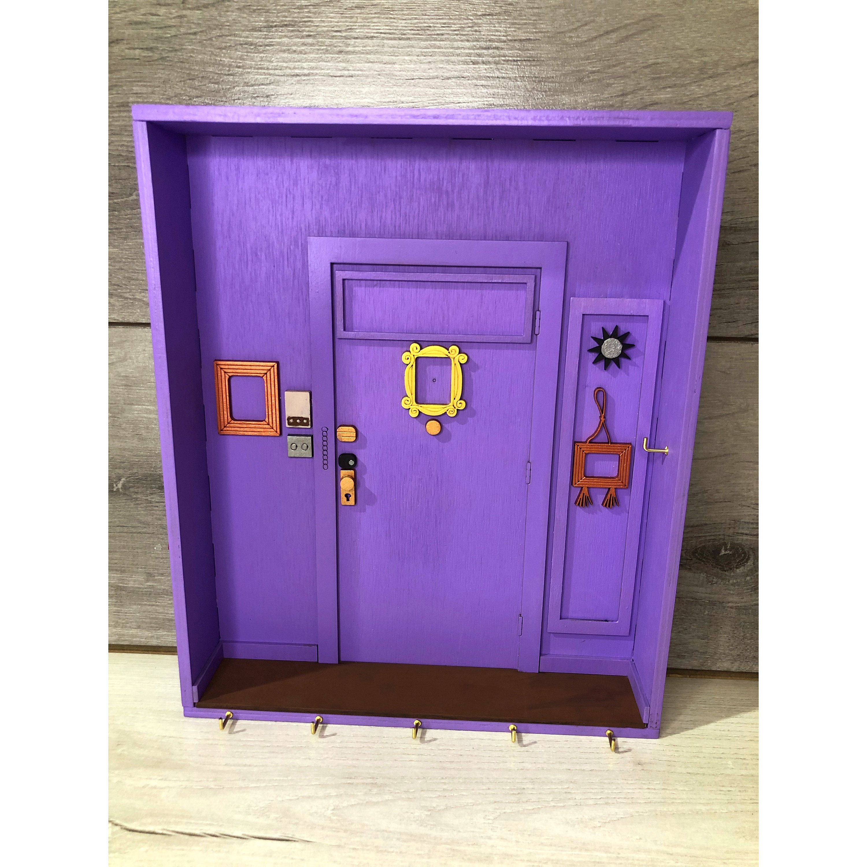 🔑 Colgador/soporte de llaves de la serie Friends 😎 Este icónico llavero  hecho a mano inspirado en la puerta de apartamento favorita de…