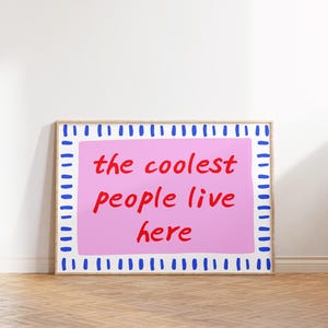 Impresión artística de personas modernas y geniales que viven aquí, arte tipográfico retro para dormitorios de adolescentes, apartamentos universitarios, arte de pasillo, arte de pared para compañeros de cuarto con dopamina