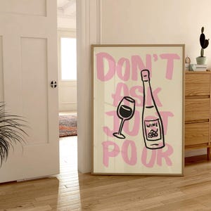 Don't Ask Just Pour wydrukowana sztuka ścienna, szykowny różowy wystrój sypialni, plakat do pokoju w akademiku, sztuka w mieszkaniu studenckim, Trendy Disco, Bar Cart