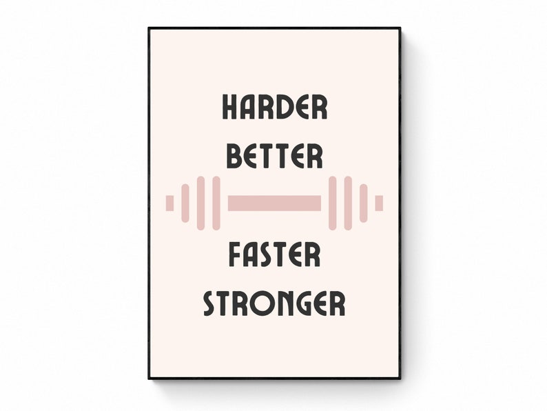 Pode incluir: Um p&ocirc;ster motivacional com um gr&aacute;fico de halteres rosa e o texto "Harder Better Faster Stronger" em preto.