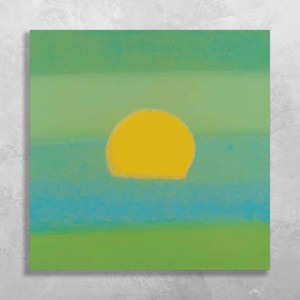Peut inclure: Peinture abstraite d'un soleil jaune se couchant sur un horizon bleu et vert. La peinture est composée de bandes horizontales de couleur.