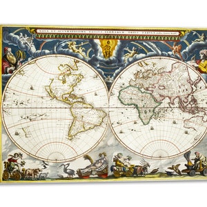 Può includere: Una stampa di mappa del mondo vintage con un'illustrazione dettagliata dei continenti e degli oceani. La mappa è circondata da un bordo decorativo con figure celesti e un titolo che recita "Nova et accuratissima totius terrarum orbis tabula".