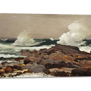 Op de afbeelding: Een schilderij van een stormachtig zeelandschap met brekende golven en wit schuim tegen een rotsachtige kustlijn. De lucht is een gedempt grijs en het water is diep groen.