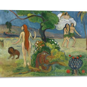 Può includere: Un dipinto che rappresenta una scena dal Giardino dell'Eden. Una donna con lunghi capelli rossi si trova in primo piano, mentre un leone è seduto nelle vicinanze. Sullo sfondo, due figure si trovano in un lussureggiante paesaggio verde, con una terza figura che galleggia tra le nuvole sopra.