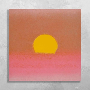 Peut inclure: Tableau carré représentant un coucher de soleil. Un soleil jaune se couche sur un horizon rose et orange. L'œuvre utilise une palette de couleurs chaudes et un effet de dégradé pour créer de la profondeur.