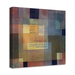 Op de afbeelding: Abstract schilderij met een geometrisch ontwerp van vierkanten en rechthoeken in tinten bruin, geel, blauw en groen. Het midden van het schilderij toont een tekening van een skyline.