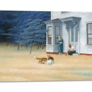 Può includere: Un dipinto che rappresenta una casa bianca con una coppia in piedi sul portico e un cane che corre nell'erba. La casa ha un portico con una ringhiera bianca e una porta bianca. La coppia è vestita in modo casual. Il cane è un collie marrone e bianco.