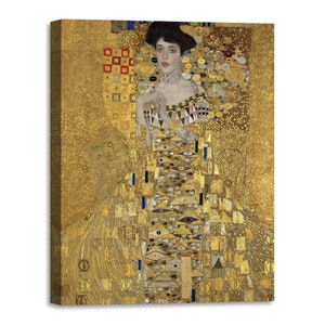Op de afbeelding: Een portret van een vrouw met donker haar en een gouden achtergrond. De vrouw draagt een gouden en zwarte jurk met een parelketting. De achtergrond is een mozaïek van gouden vierkanten en cirkels.