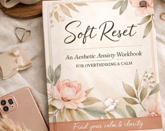 Może przedstawiać: Estetyczny zeszyt ćwiczeń zatytułowany "Soft Reset" z kwiatowymi ilustracjami i tekstem "An Aesthetic Anxiety Workbook For Overthinking & Calm". Zawiera filiżankę kawy, telefon i elementy dekoracyjne.