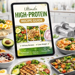 K&ouml;nnte beinhalten: Ein digitales Tablet zeigt einen Ratgeber mit dem Titel Ultimate High-Protein Recipe Guide mit Bildern von gesunden Mahlzeiten. Der Bildschirm enth&auml;lt Text &uuml;ber 30 einfache Rezepte und Gewichtsverlust. Das Tablet ist von Sch&uuml;sseln mit Essen und Hanteln umgeben.