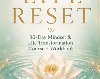 Może przedstawiać: Okładka zeszytu ćwiczeń zatytułowana The Life Reset, 30-Day Mindset & Life Transformation Course + Workbook. Przedstawia biały kwiat lotosu na turkusowej wodzie ze złotymi akcentami, napis Body, Mind, Soul oraz tekst opisowy.