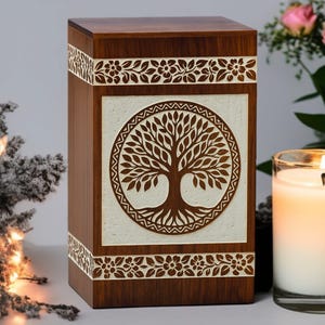 Urnenbox aus Holz mit Lebensbaummotiv für Asche – Personalisierte Urne aus Rosenholz mit floraler Schnitzerei – Individuelles Erinnerungsstück