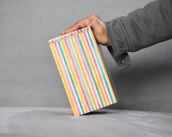Urna de madera artesanal con rayas multicolores | Urna de cremación moderna para cenizas humanas | Caja decorativa para cenizas conmemorativas | Urna de recuerdo personalizada