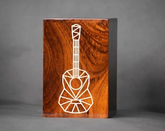 Crematie-urn voor muziekliefhebbers met gitaarkunstwerk | Handgemaakte houten urnendoos voor menselijke en dierlijke as | MsCraftsCollection