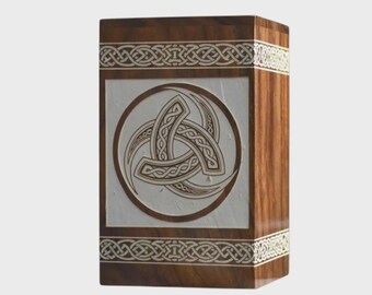 Urna funeraria de madera con nudo celta de la trinidad. Urna conmemorativa de madera maciza para cenizas humanas. Ceniza funeraria grabada celta. Varios tamaños.