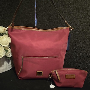 Bolso de hombro holgado de piel de nailon color burdeos de Dooney Bourke con accesorio a juego