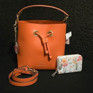 Nanette Lapore Bolso bandolera vegano de 2 vías color naranja con cartera a juego