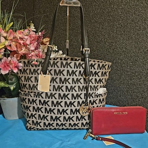 Bolso de hombro tipo cartera con dos bolsillos Jet Set Travel de Michael Kors y cartera MK