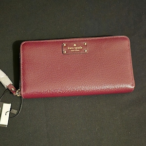 Cartera organizadora con textura en color burdeos y cremallera Wellesley de Kate Spade, color vino, BNWT