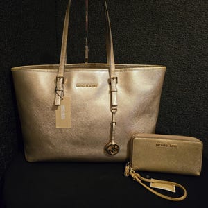 Bolso de mano Charlotte LG en dorado metalizado de Michael Kors con cartera para teléfono