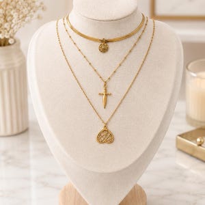 Conjunto de 3 colares em aço inoxidável banhados a ouro – Colares de várias voltas para usar juntos – Pingente de cruz, medalha e vazado – Joias femininas
