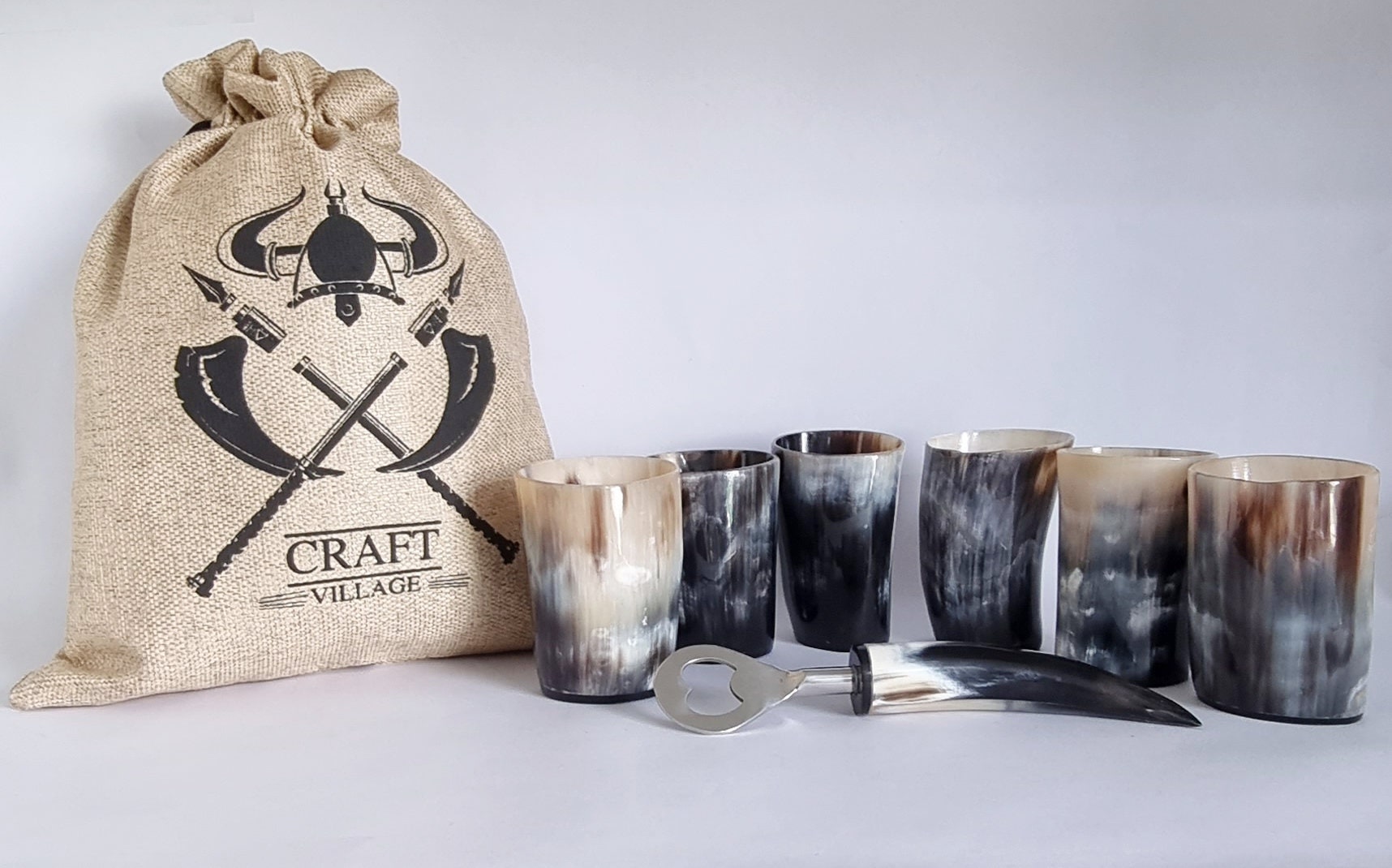 Norse Tradesman Set di Bicchieri da Shot con Corno per Bere (5) con Espositore in Legno Rustico (Live Edge) | Inciso con Rune Norrene | Confezionato in un Sacco Regalo di Juta