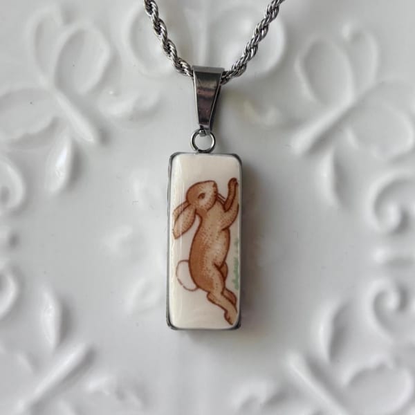 Collier rectangle lapin | Lapins | Bijoux cassés faits main en porcelaine