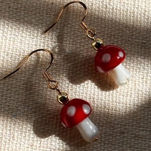 Boucles d'oreilles en argent sterling avec champignon rouge