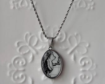 Naszyjnik z zawieszką z Kubusiem Puchatkiem i jego szkicownikiem | Ręcznie robiona biżuteria porcelanowa