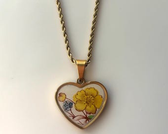 Collar de porcelana rota con ranúnculos y flores amarillas