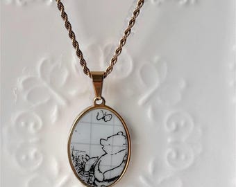 Naszyjnik z zawieszką z Kubusiem Puchatkiem i jego szkicownikiem | Ręcznie robiona biżuteria porcelanowa