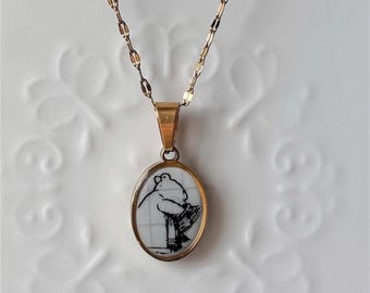 Naszyjnik z zawieszką z Kubusiem Puchatkiem i jego szkicownikiem | Ręcznie robiona biżuteria porcelanowa